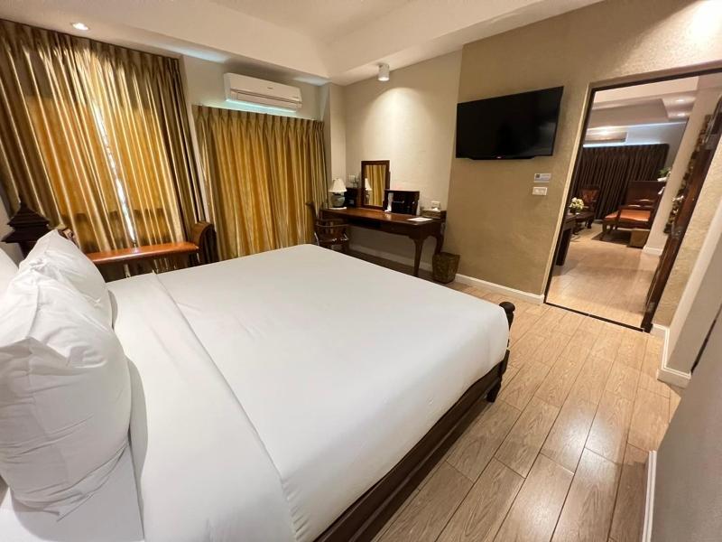 Kokhaburi Hotel By Zuzu image