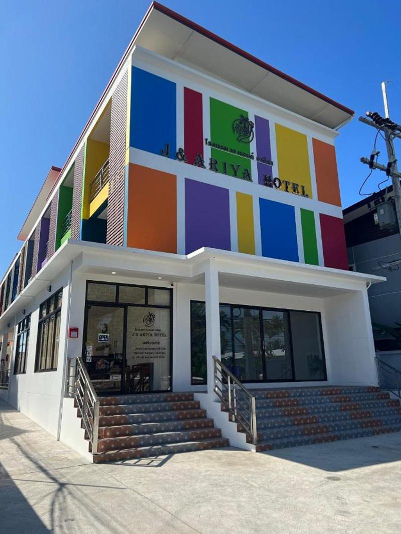 J & Ariya Hotel By Zuzu