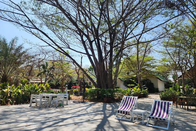Rung Rueng Resort By Zuzu image