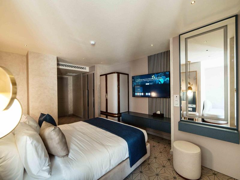 Seven Gates Hotel image