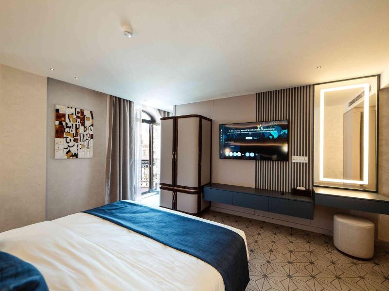 Seven Gates Hotel image