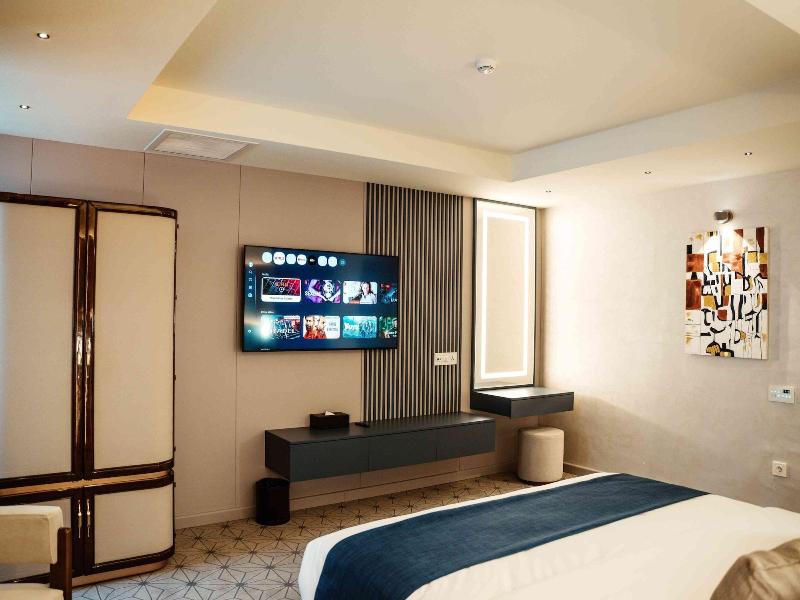 Seven Gates Hotel image