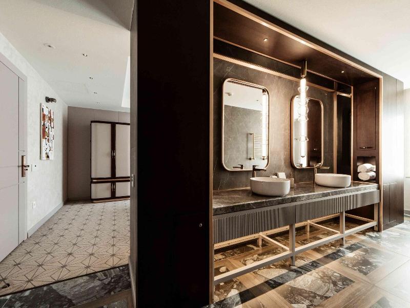 Seven Gates Hotel image