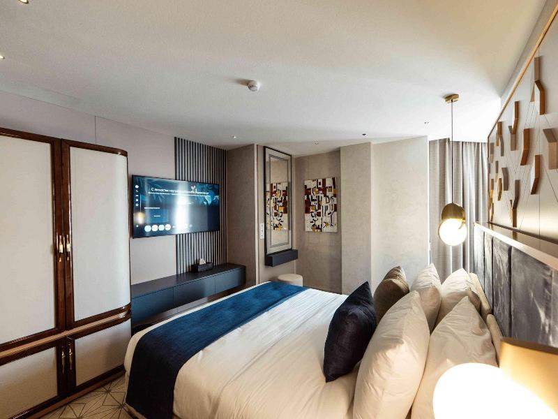 Seven Gates Hotel image