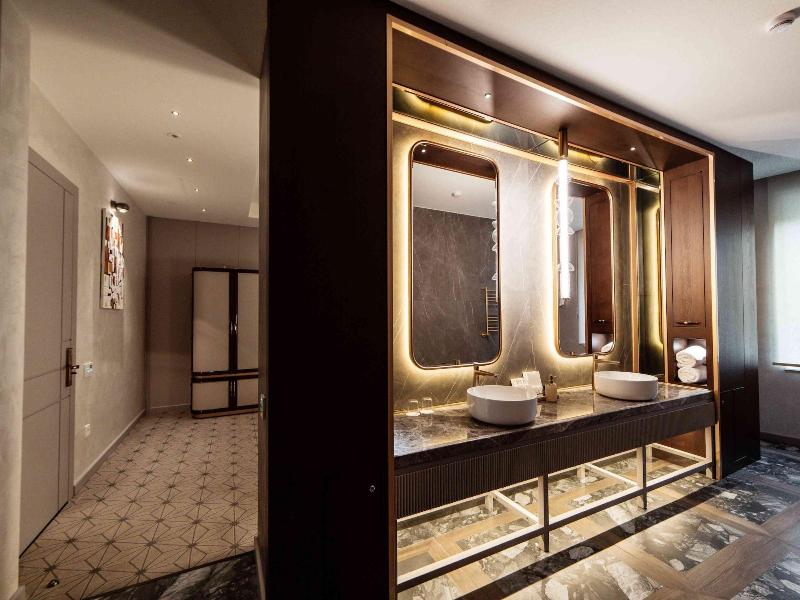 Seven Gates Hotel image
