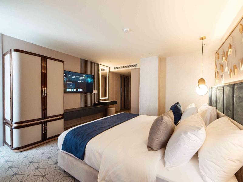 Seven Gates Hotel image