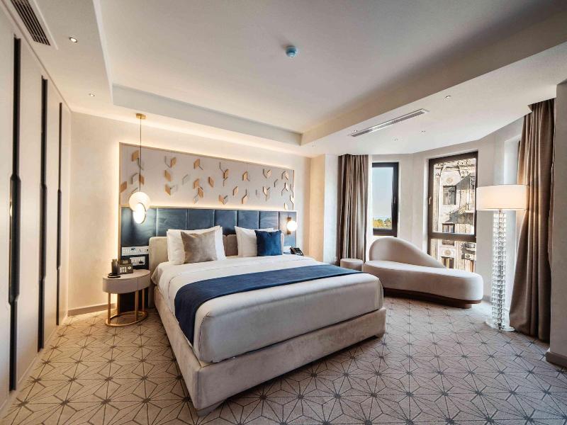 Seven Gates Hotel image