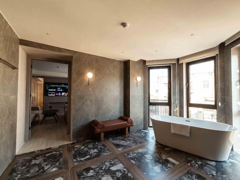 Seven Gates Hotel image