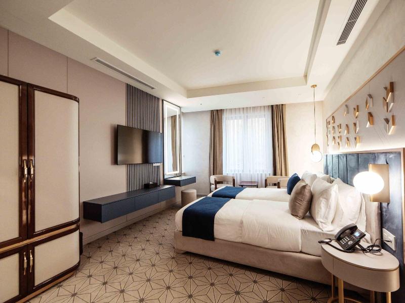 Seven Gates Hotel image