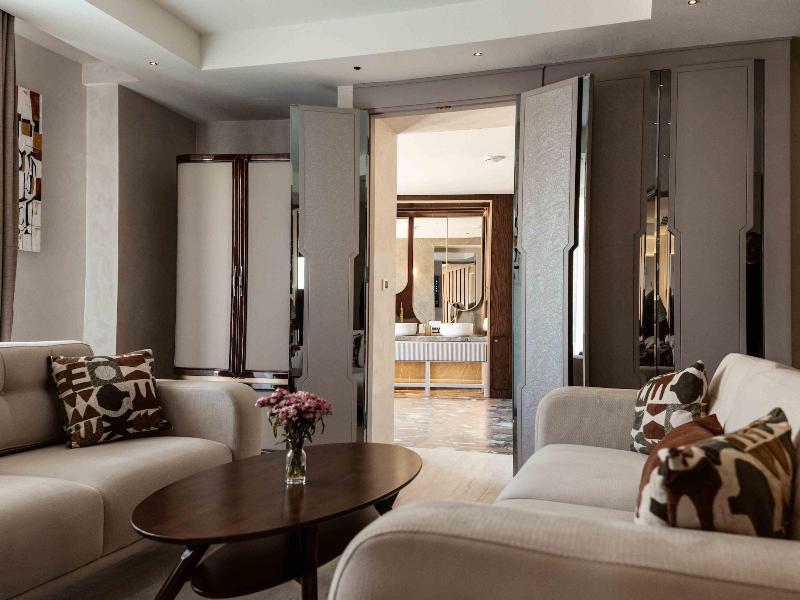 Seven Gates Hotel image