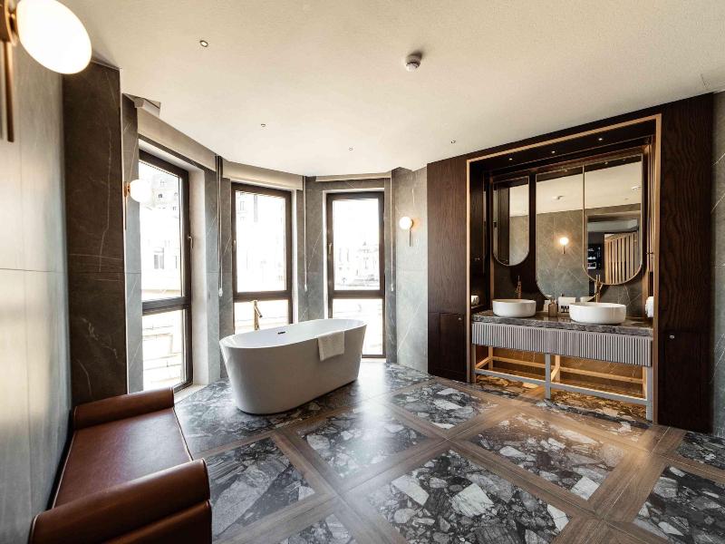 Seven Gates Hotel image