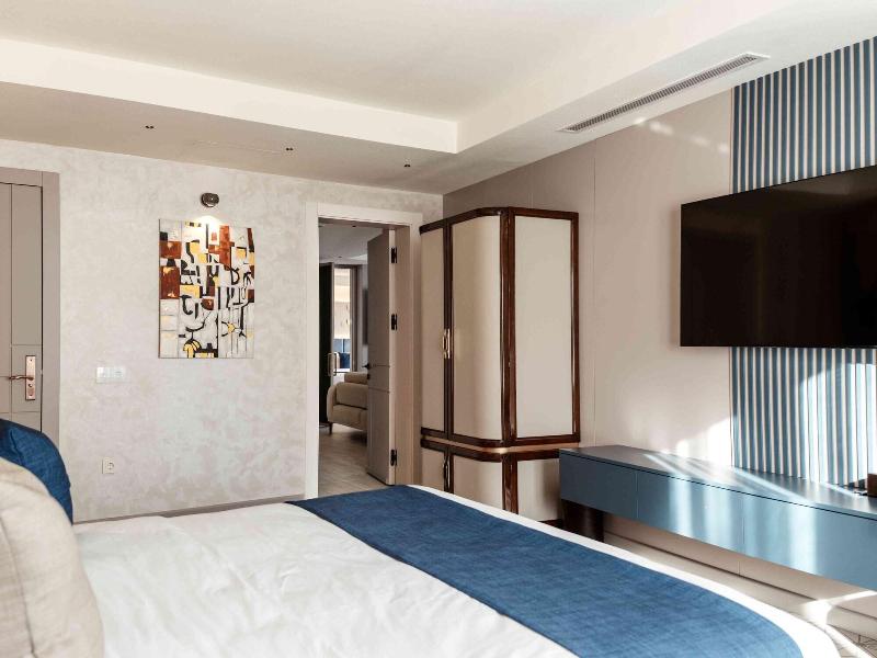 Seven Gates Hotel image