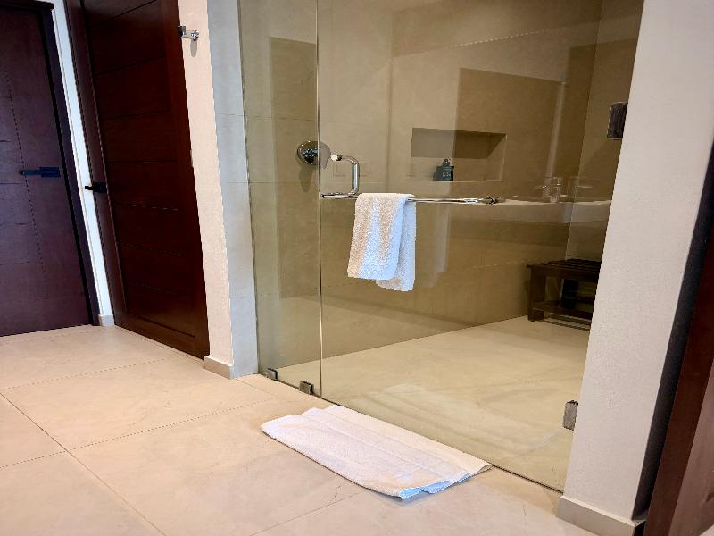 Ah xok suites 5th avenue image