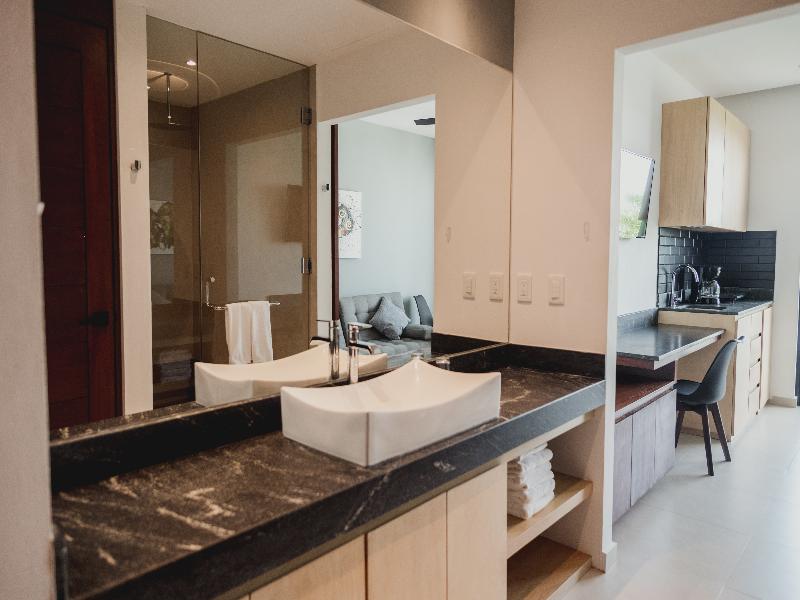 Ah xok suites 5th avenue image