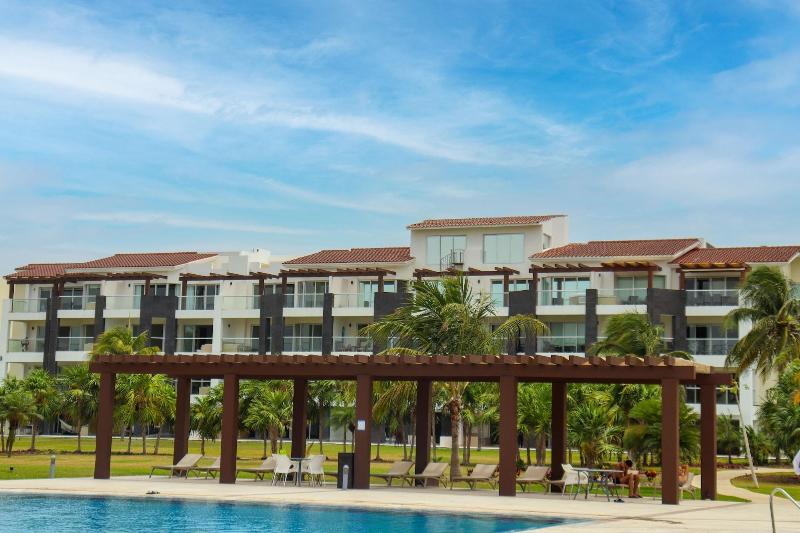 Mareazul Beach Condos Playa Del Carmen image