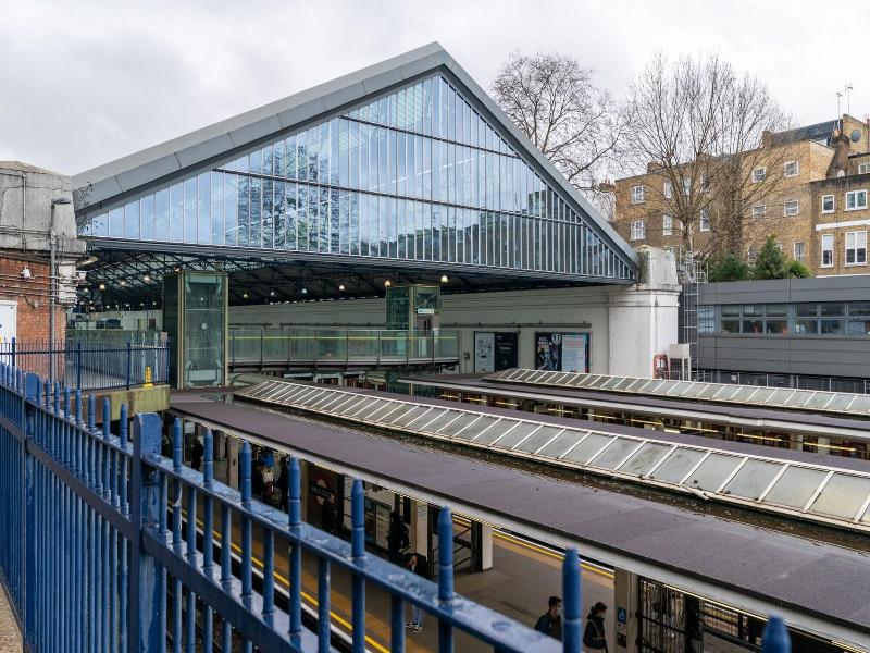 B48 London Earls Court image