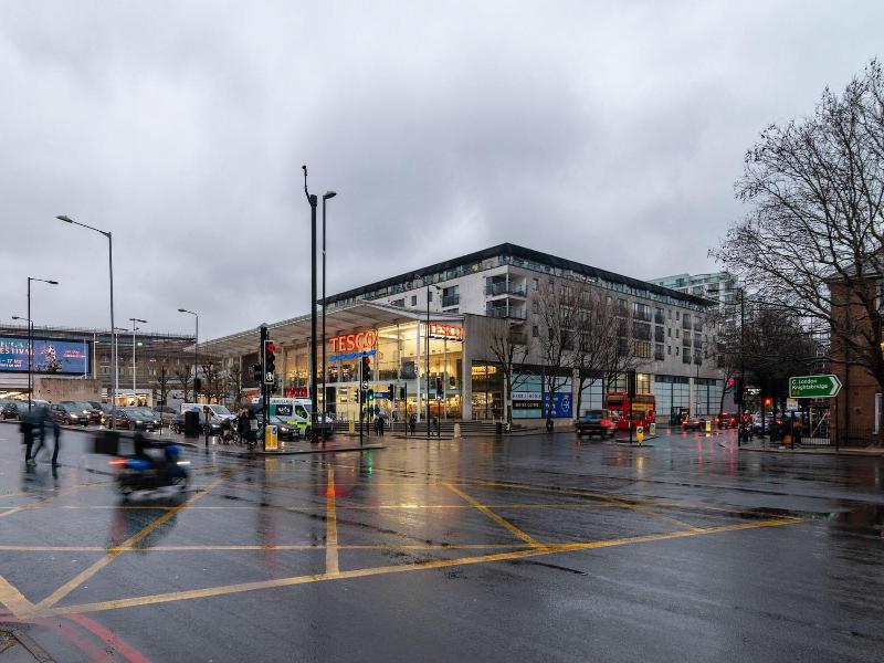 B48 London Earls Court image