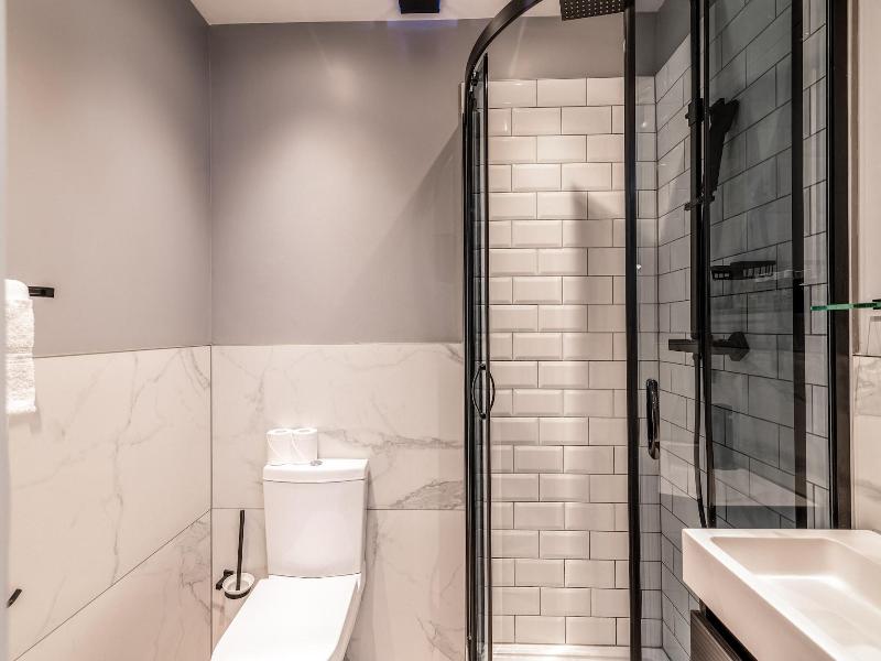 B48 London Earls Court image