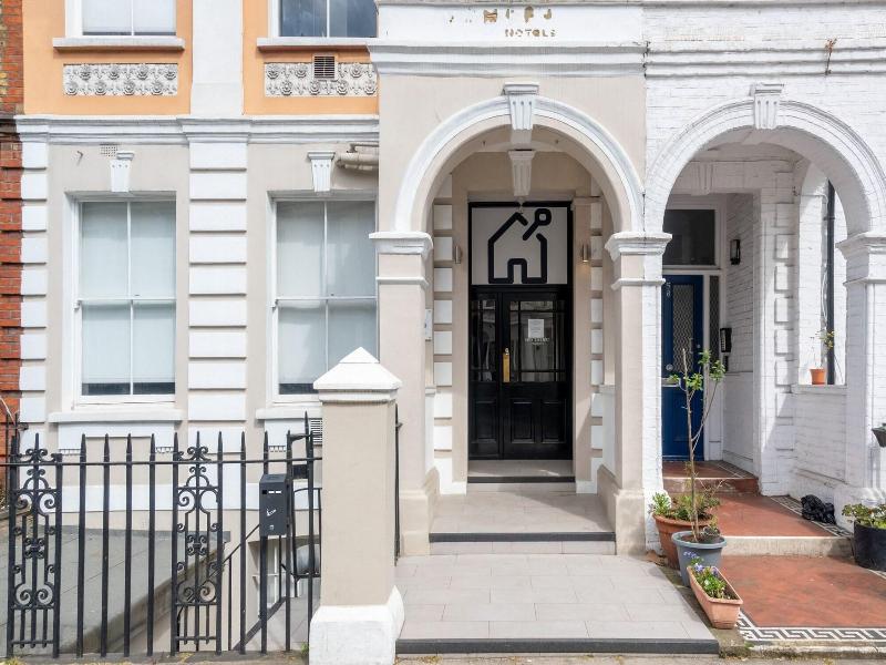 B48 London Earls Court image