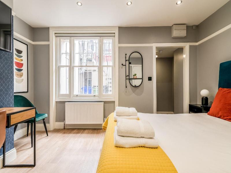 B48 London Earls Court image