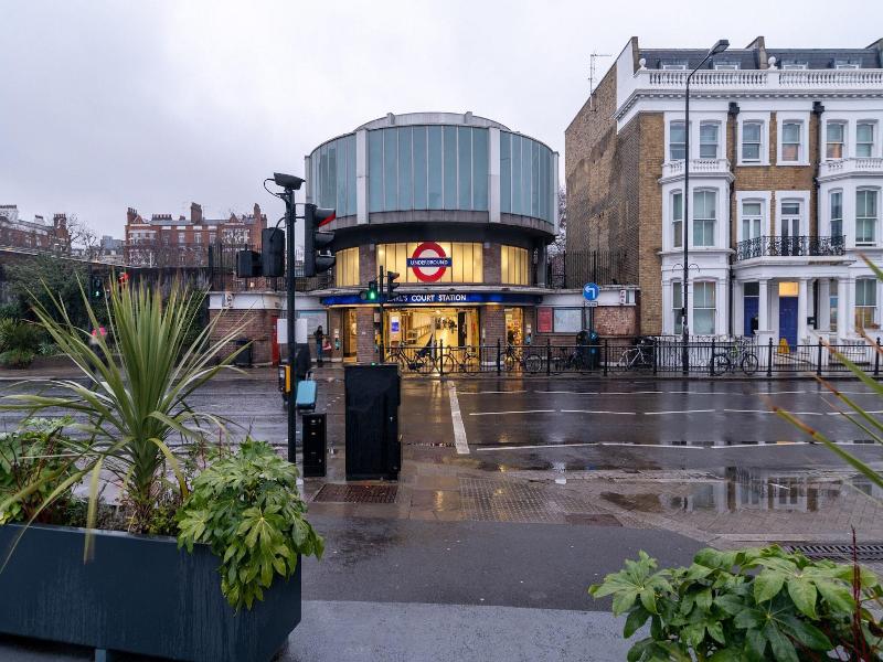 B48 London Earls Court image