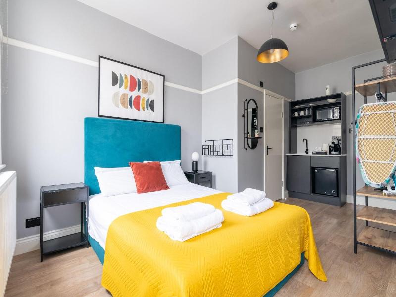 B48 London Earls Court image