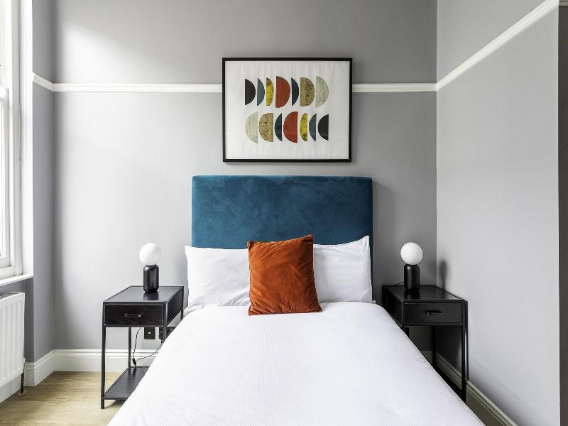 B48 London Earls Court image