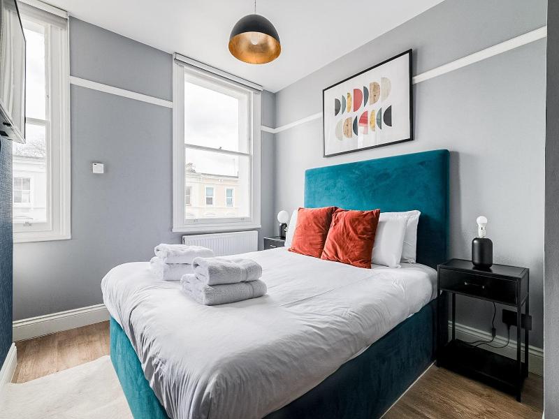 B48 London Earls Court image