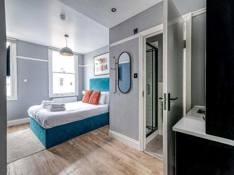 B48 London Earls Court image