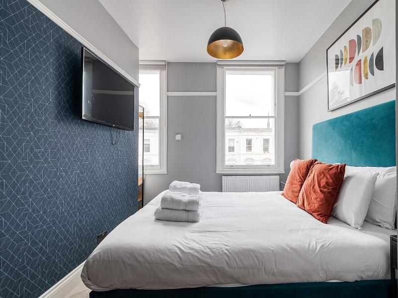 B48 London Earls Court image
