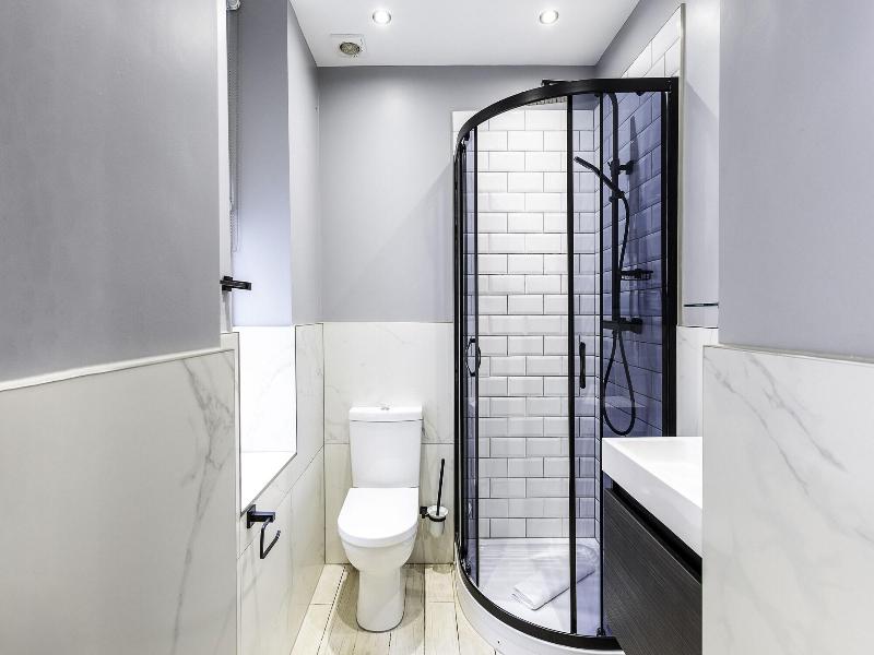 B48 London Earls Court image