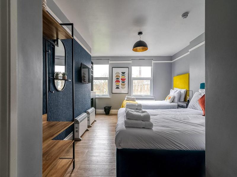 B48 London Earls Court image