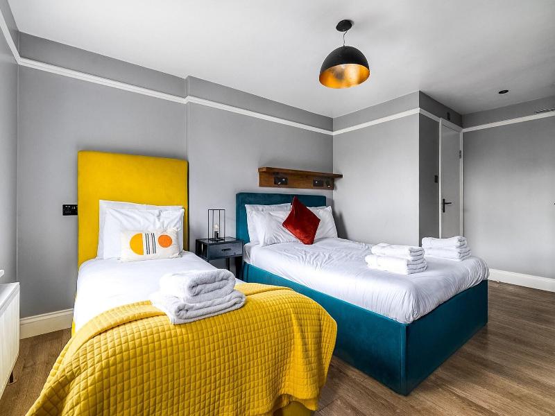 B48 London Earls Court image