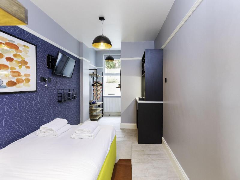 B48 London Earls Court image