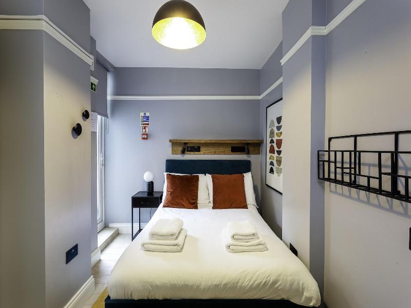 B48 London Earls Court image