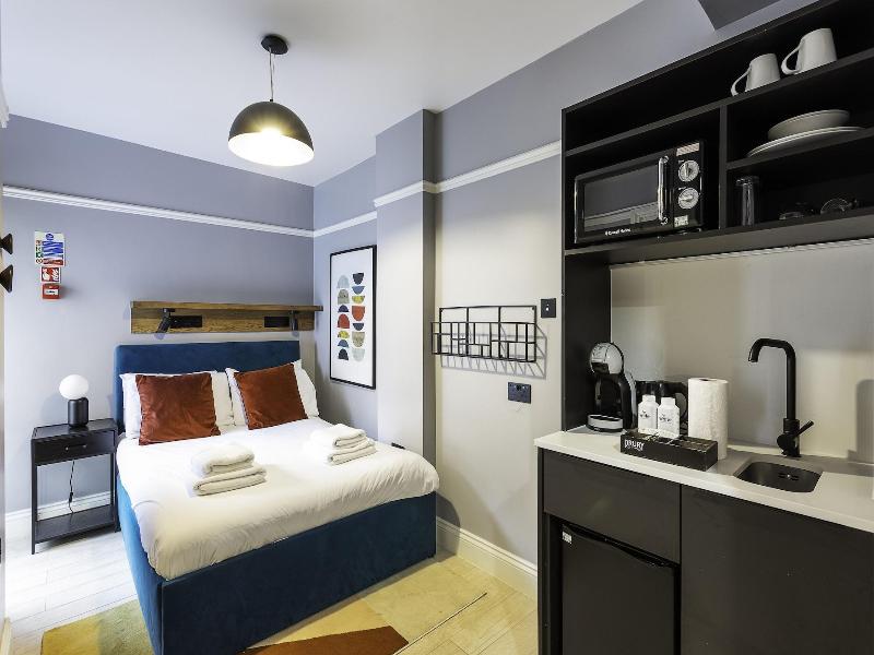 B48 London Earls Court image