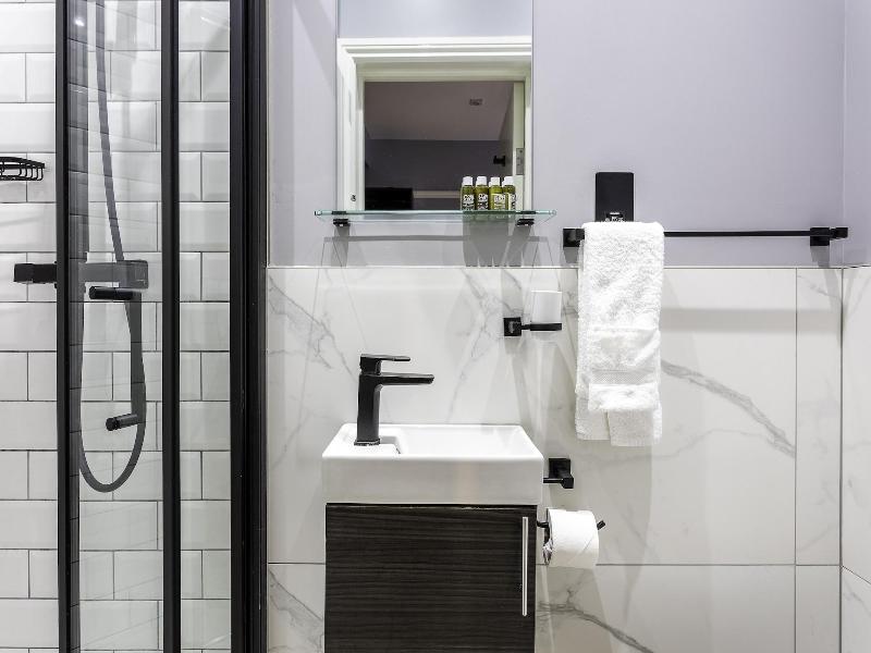 B48 London Earls Court image