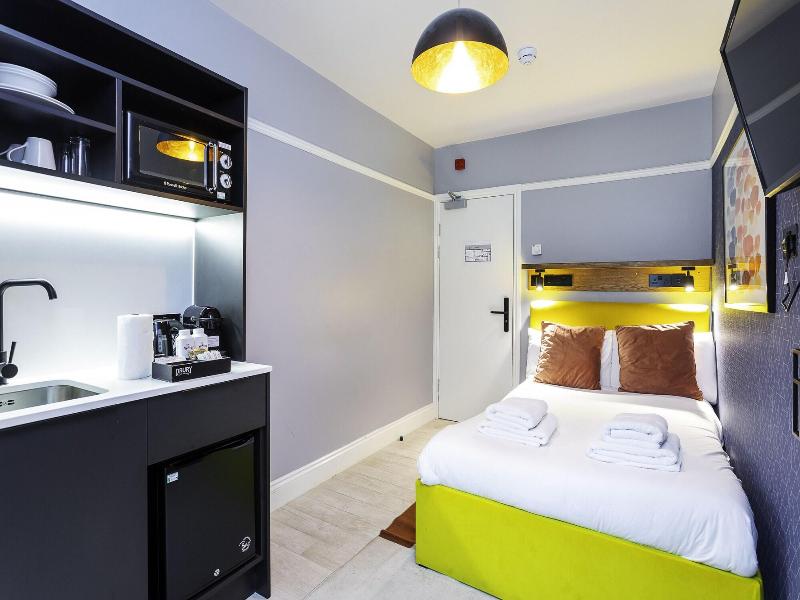 B48 London Earls Court image