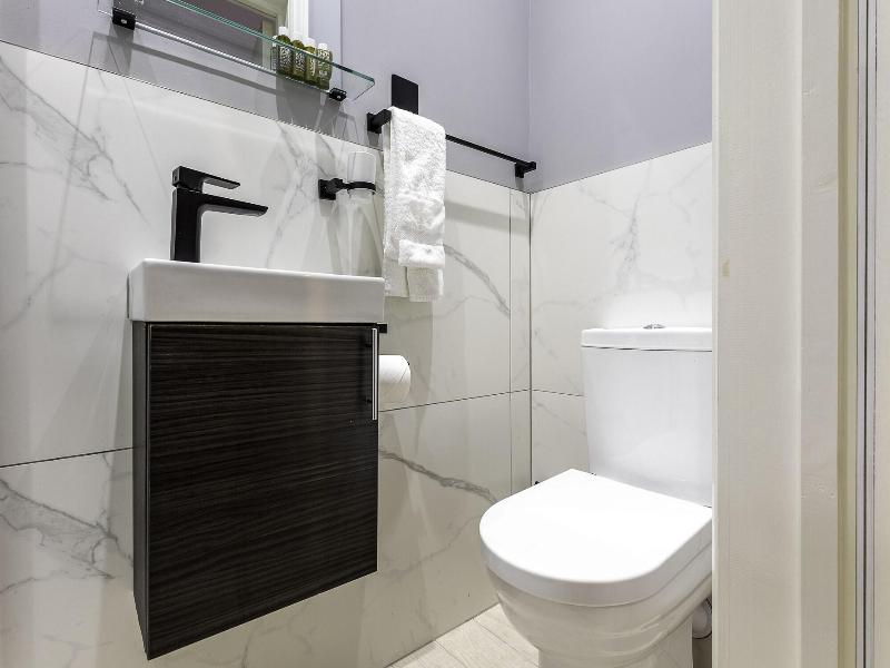B48 London Earls Court image