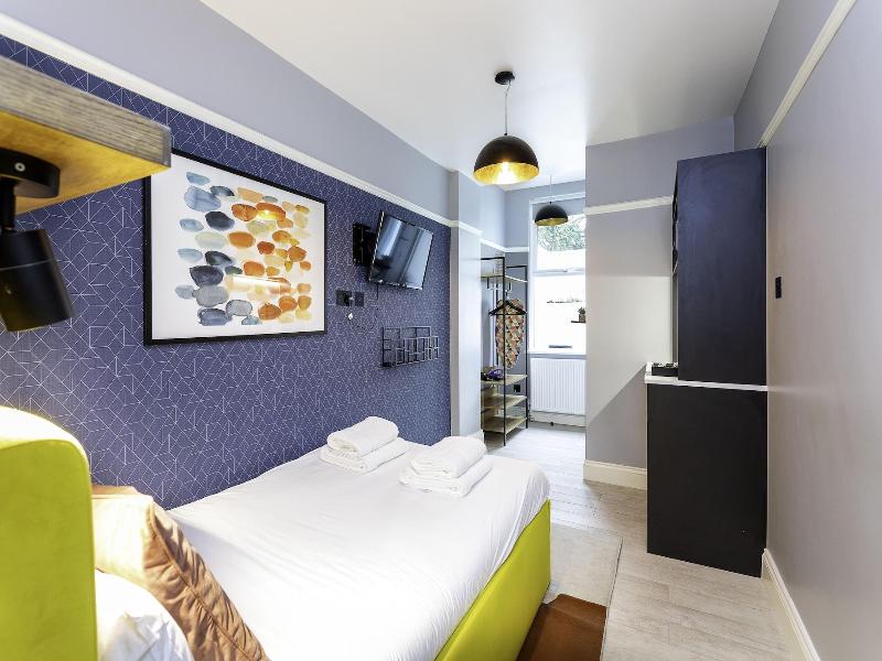 B48 London Earls Court image