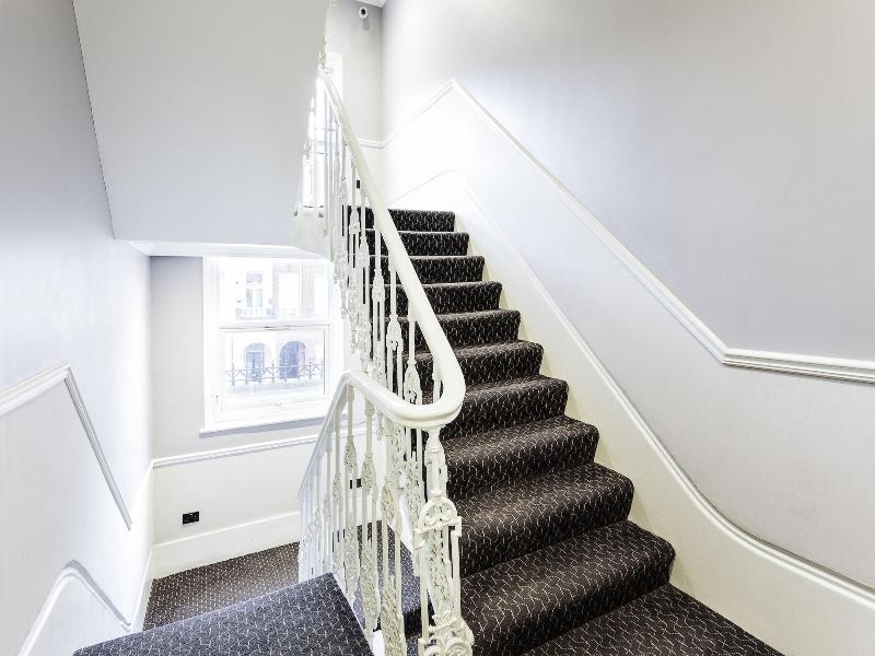 B48 London Earls Court image