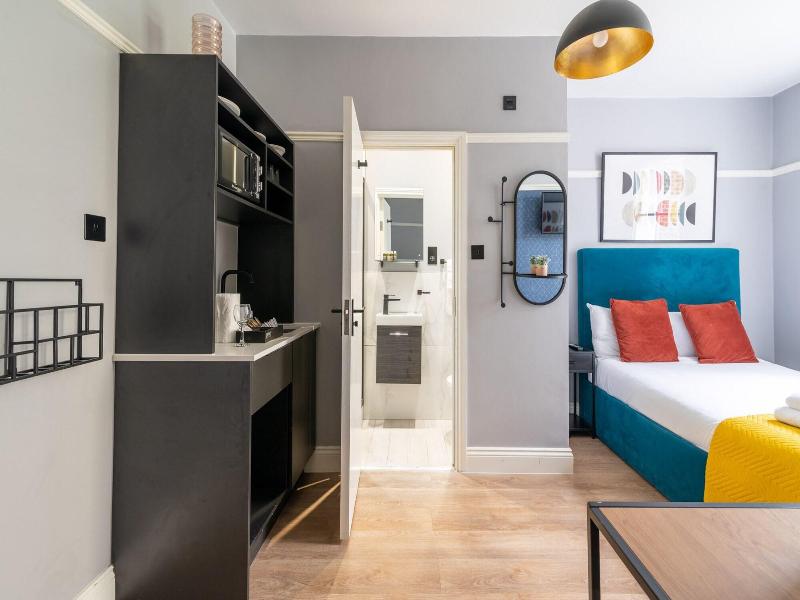 B48 London Earls Court image
