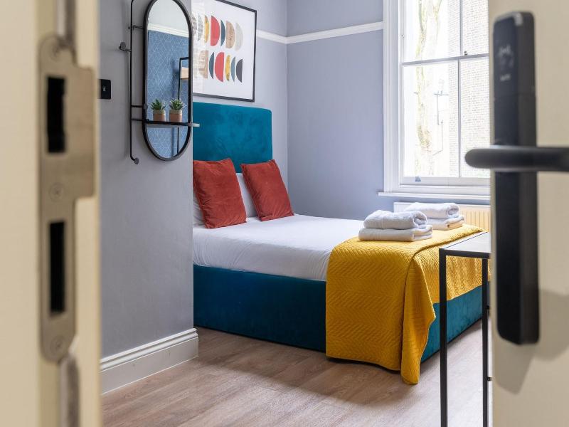 B48 London Earls Court image