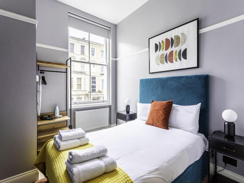 B48 London Earls Court image