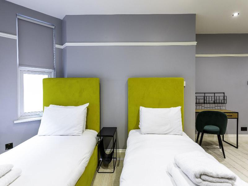 B48 London Earls Court image