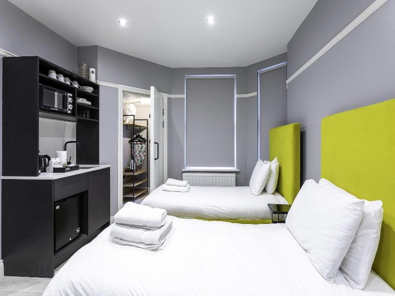 B48 London Earls Court image