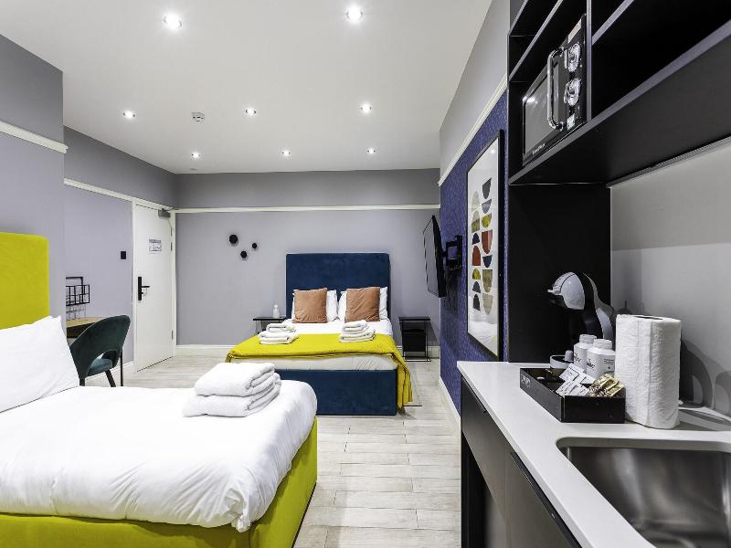 B48 London Earls Court image