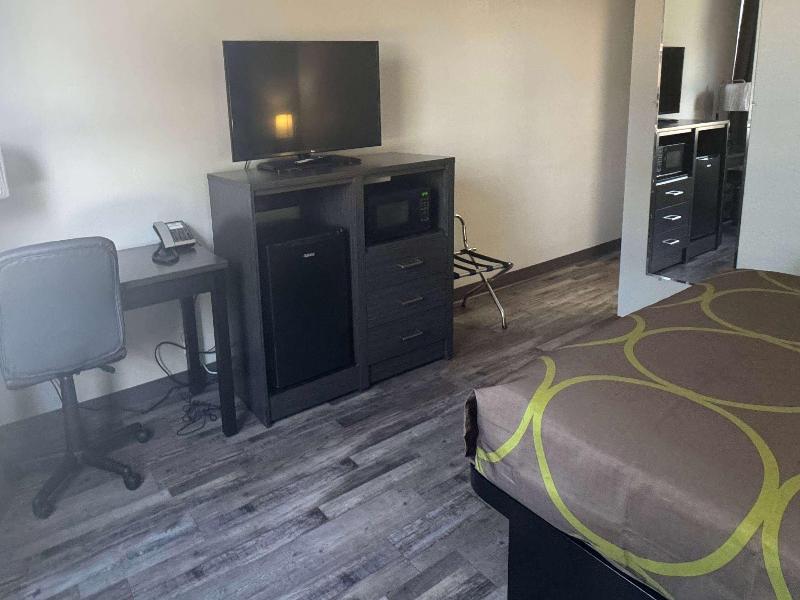 Super 8 By Wyndham Great Falls City Center image