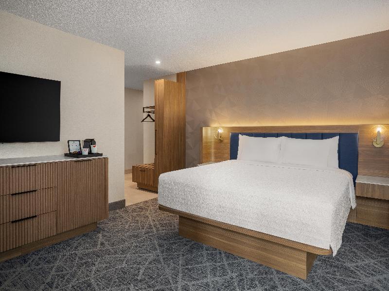 Hampton Inn By Hilton Calgary Downtown image