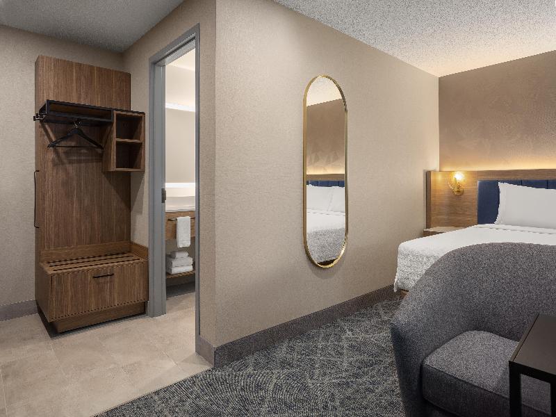 Hampton Inn By Hilton Calgary Downtown image